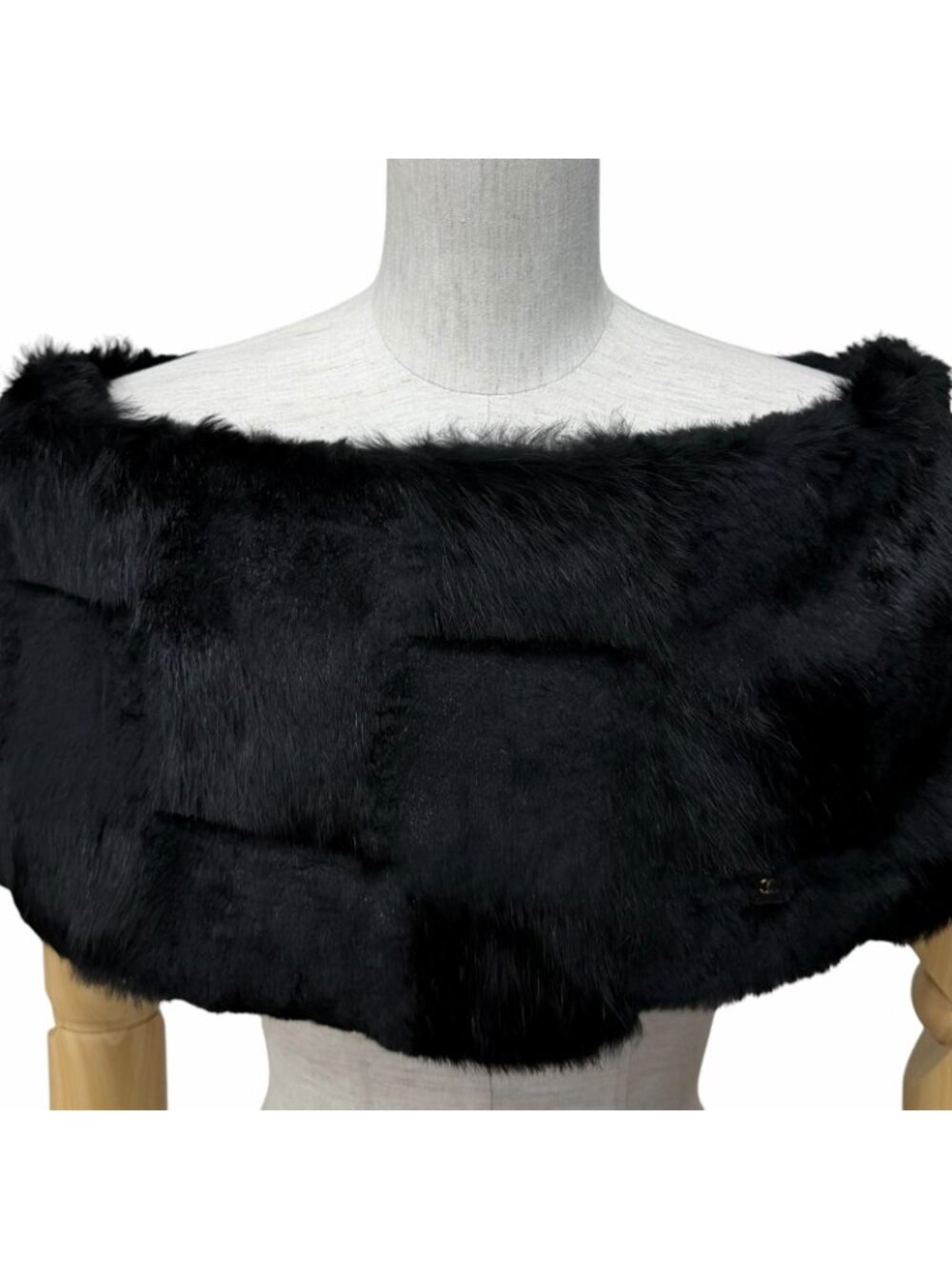 Chanel CC Logo Rabbit Fur Lapin Tippet Shawl Black 42 Scarf - Picture 6 of 12